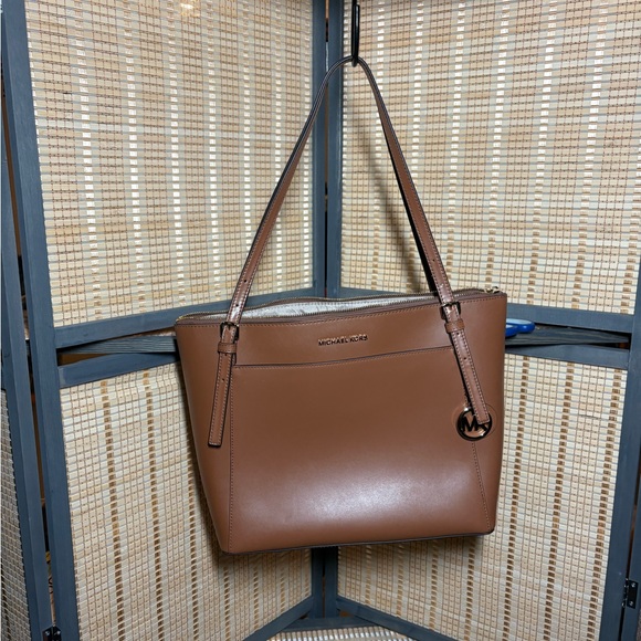 Michael Kors Voyager Large Saffiano Leather Tote - Picture 5 of 14